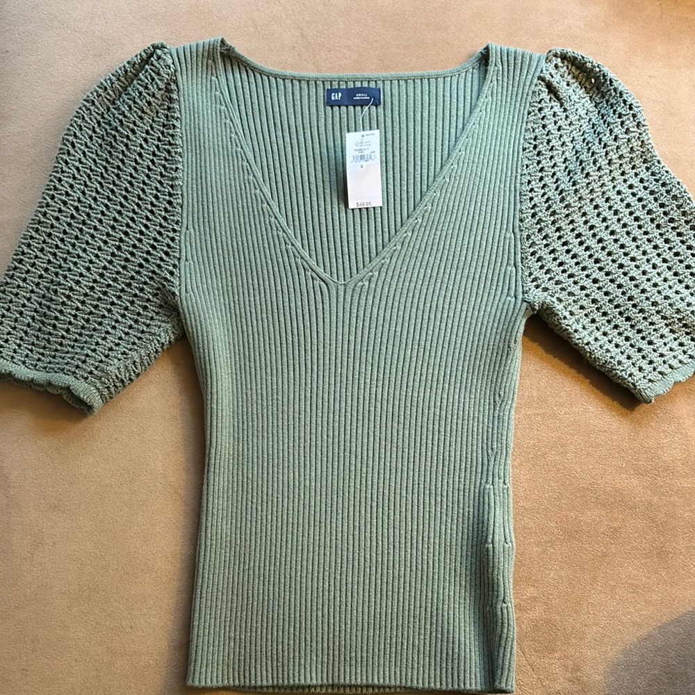 GAP Women's V-Neck Sweater in Sage Green